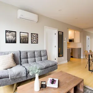 Trendy Little Italy 3 Bedroom By Den , Montréal Canada