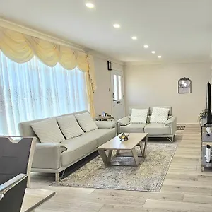https://luxurious-cozy-house-in-bluffs-with-lake-view.hotelstorontoontario.org